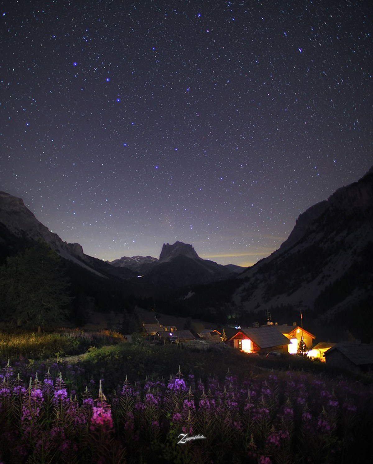 Notturno alle Grange di Valle Stretta. Sullo sfondo il Grand Seru, in Gran Carro e la polare visibili in cielo - Zigghiophoto